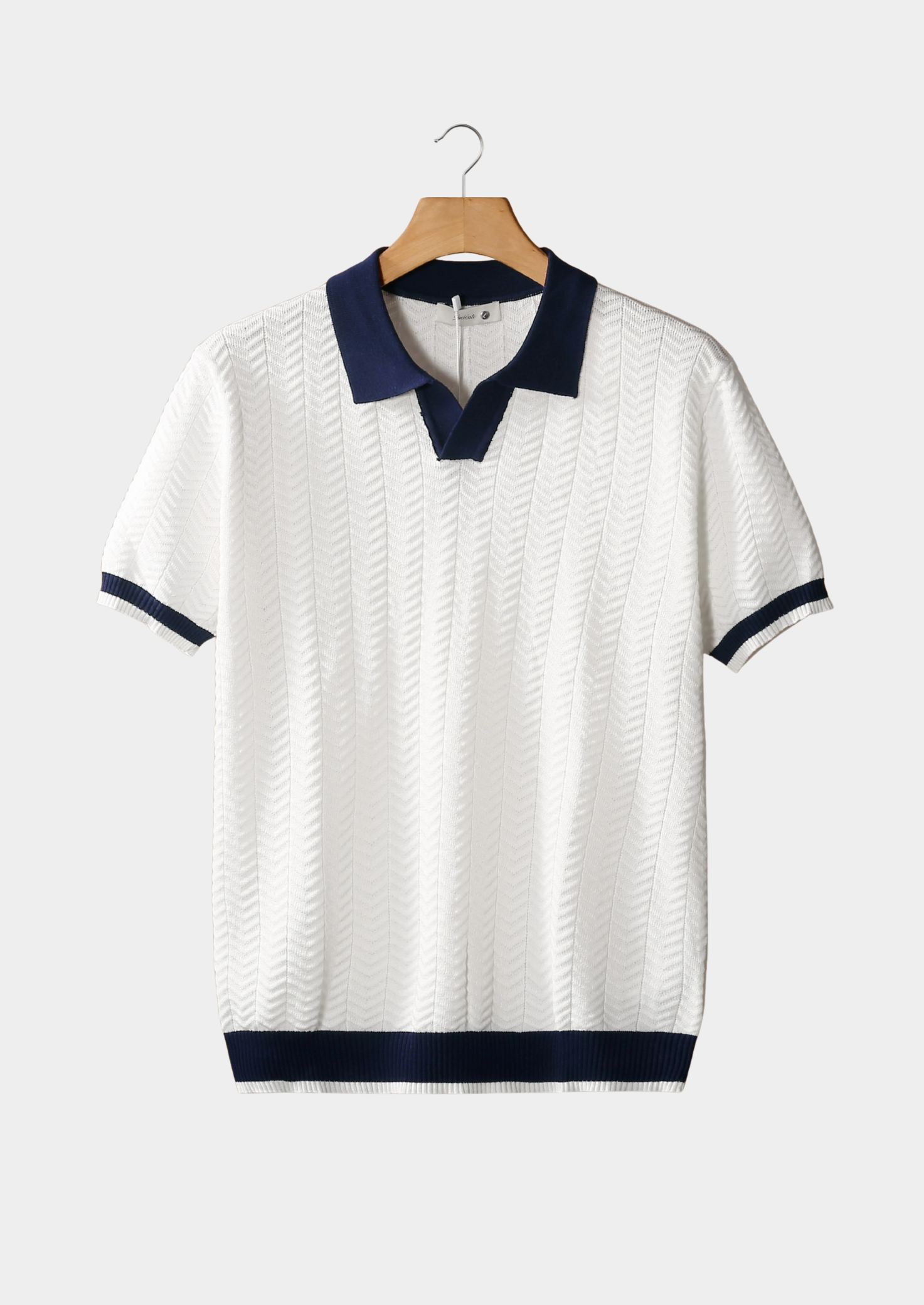 Polo blanc texturé avec contraste