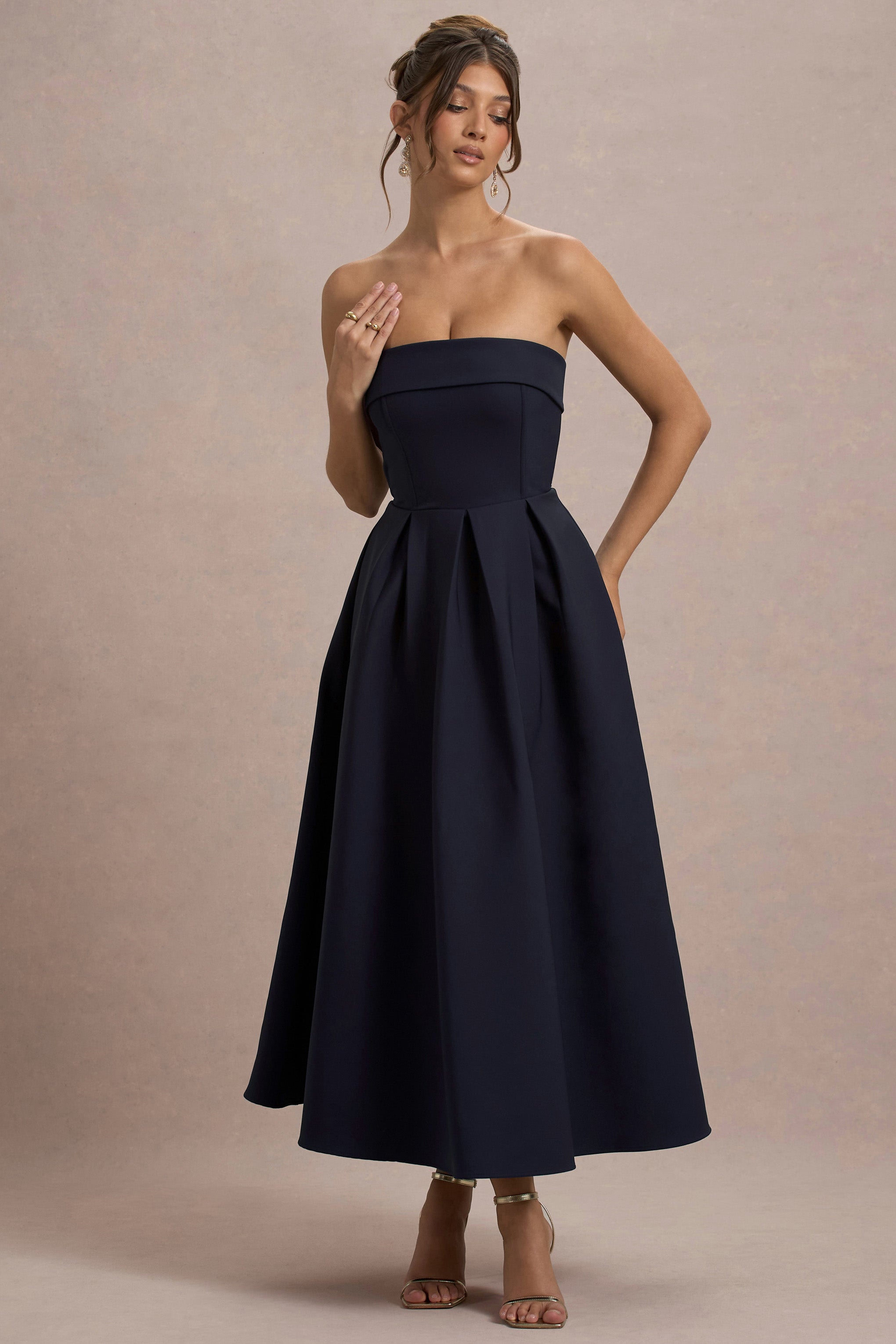 ANNE | Robe midi chic avec un décolleté en épaules dénudées