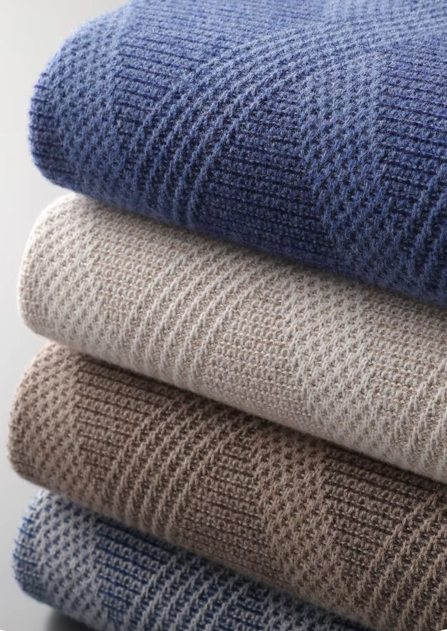 Pull col montant en laine mérinos extra-fine pure avec motif bicolore