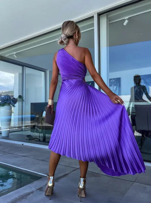 ELLA | Robe mi-longue plissée avec design asymétrique à une épaule