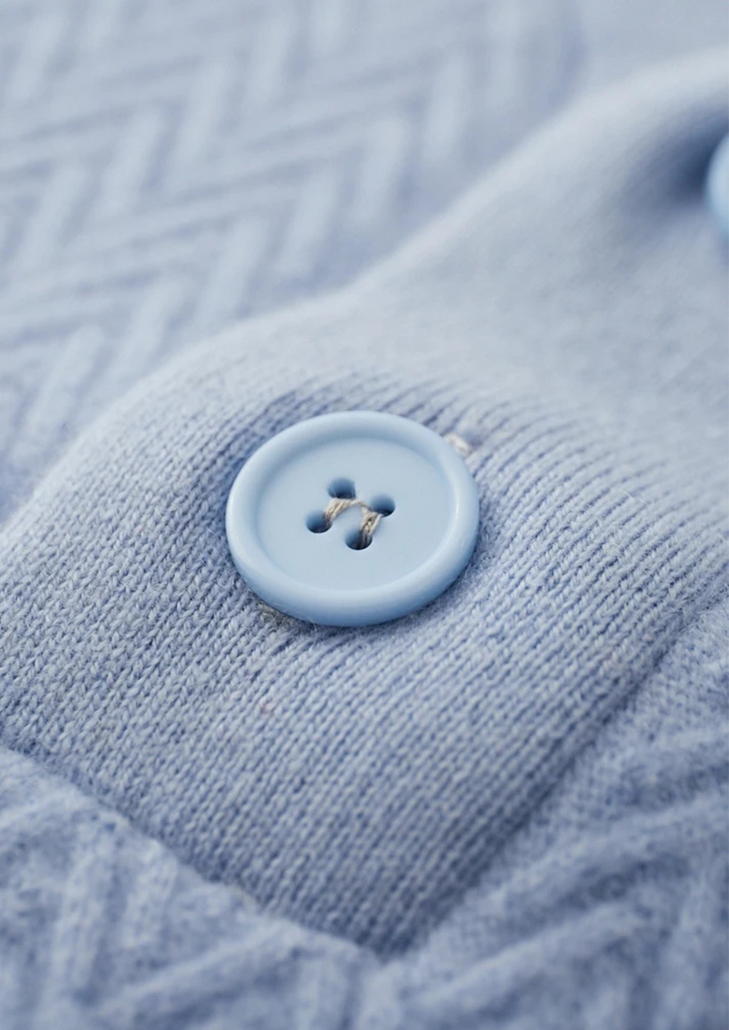 Pull en cachemire premium à boutons et motif zigzag