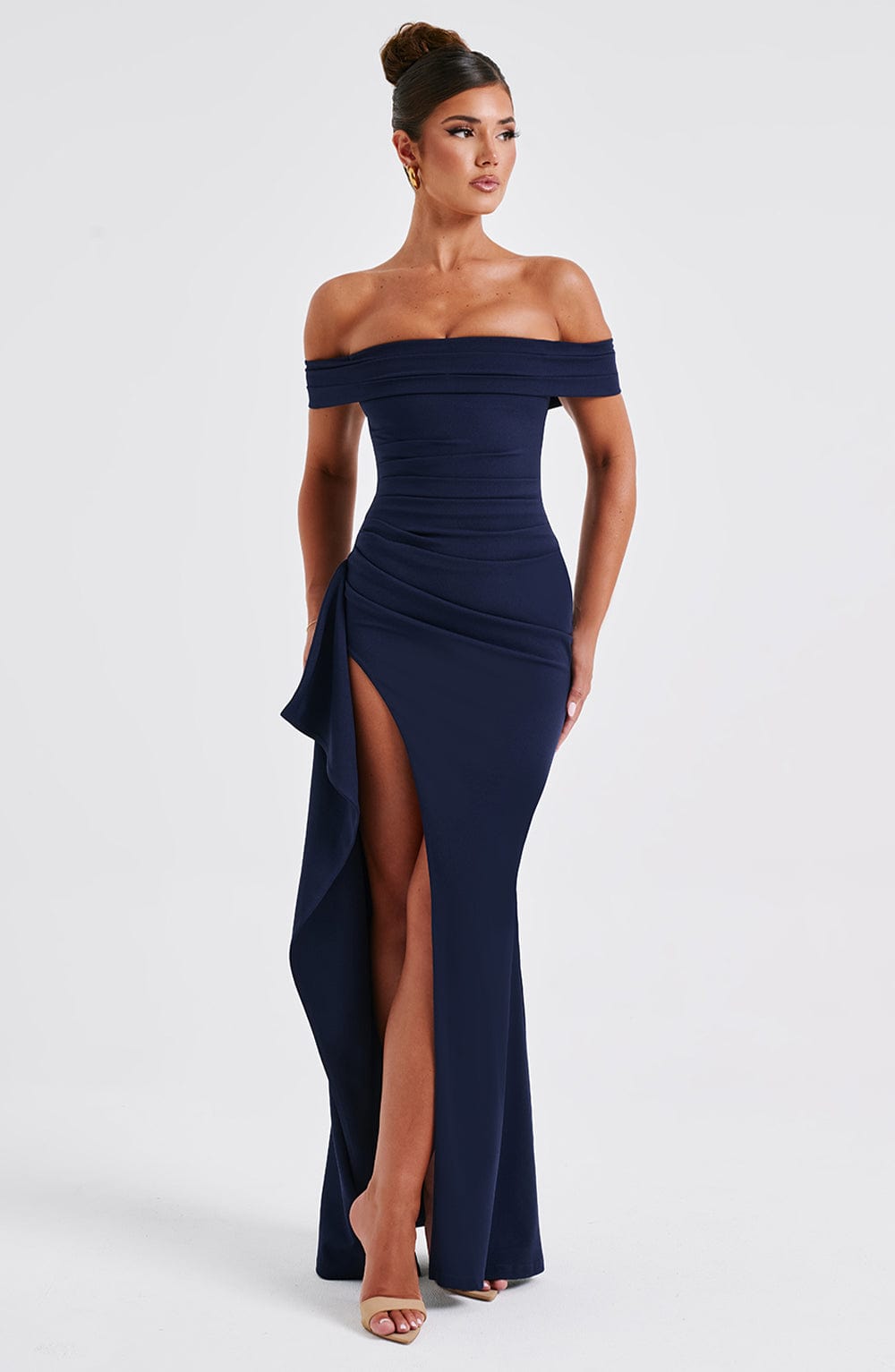 KIM | Robe maxi en satin avec design épaules dénudées