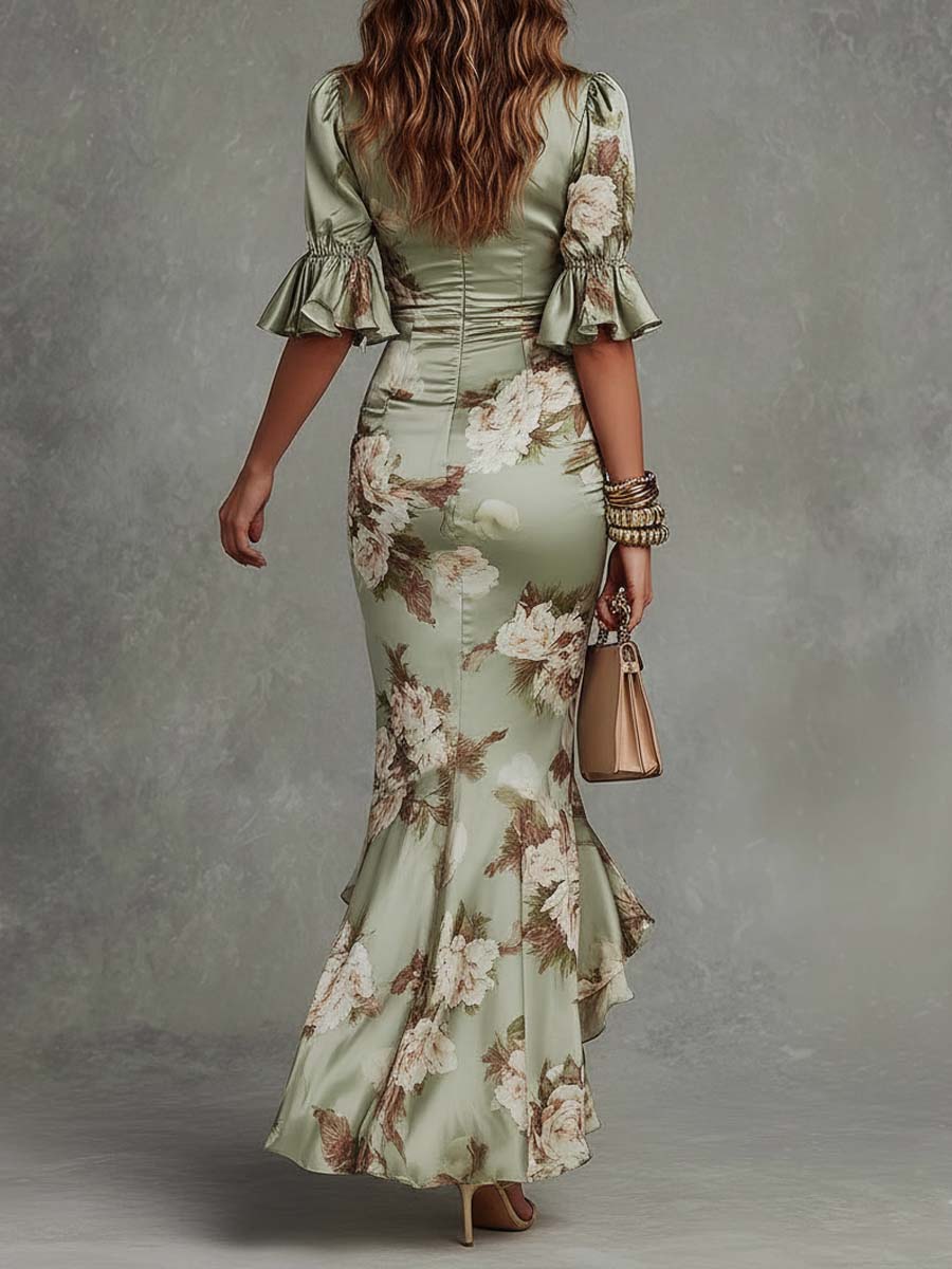 Ana – Robe longue en satin vert avec découpe asymétrique et décolleté en V