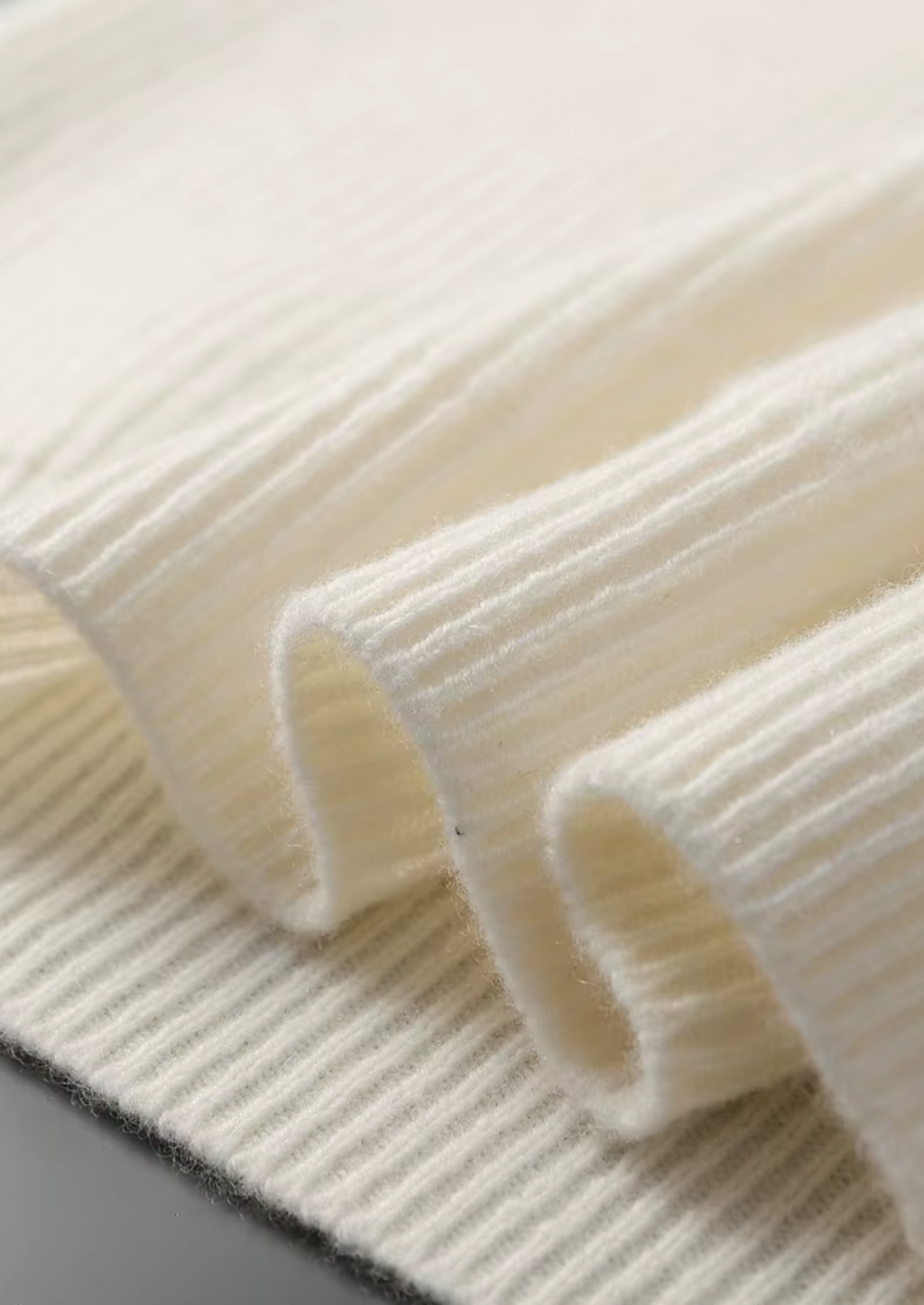 Pull en cachemire premium à col en V et côtes