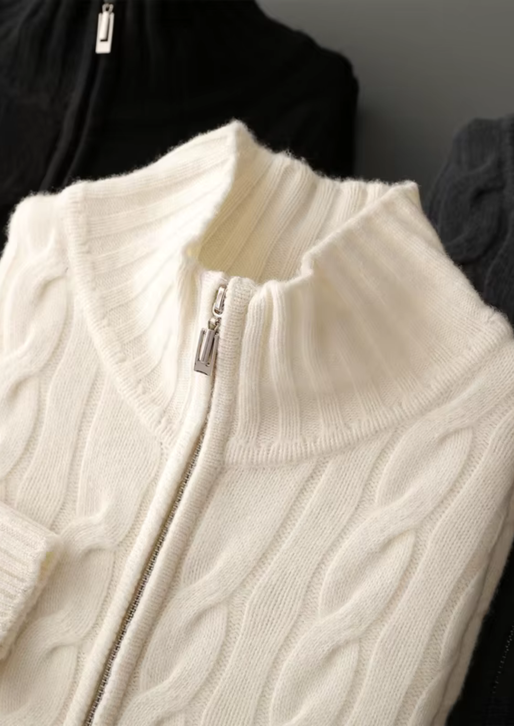Cardigan en laine mérinos extra-fine pure avec design à double fermeture éclair et torsades