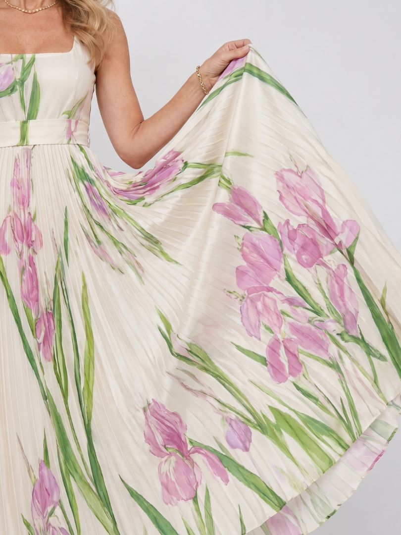 Robe midi sans manches en satin avec encolure carrée et plis élégants