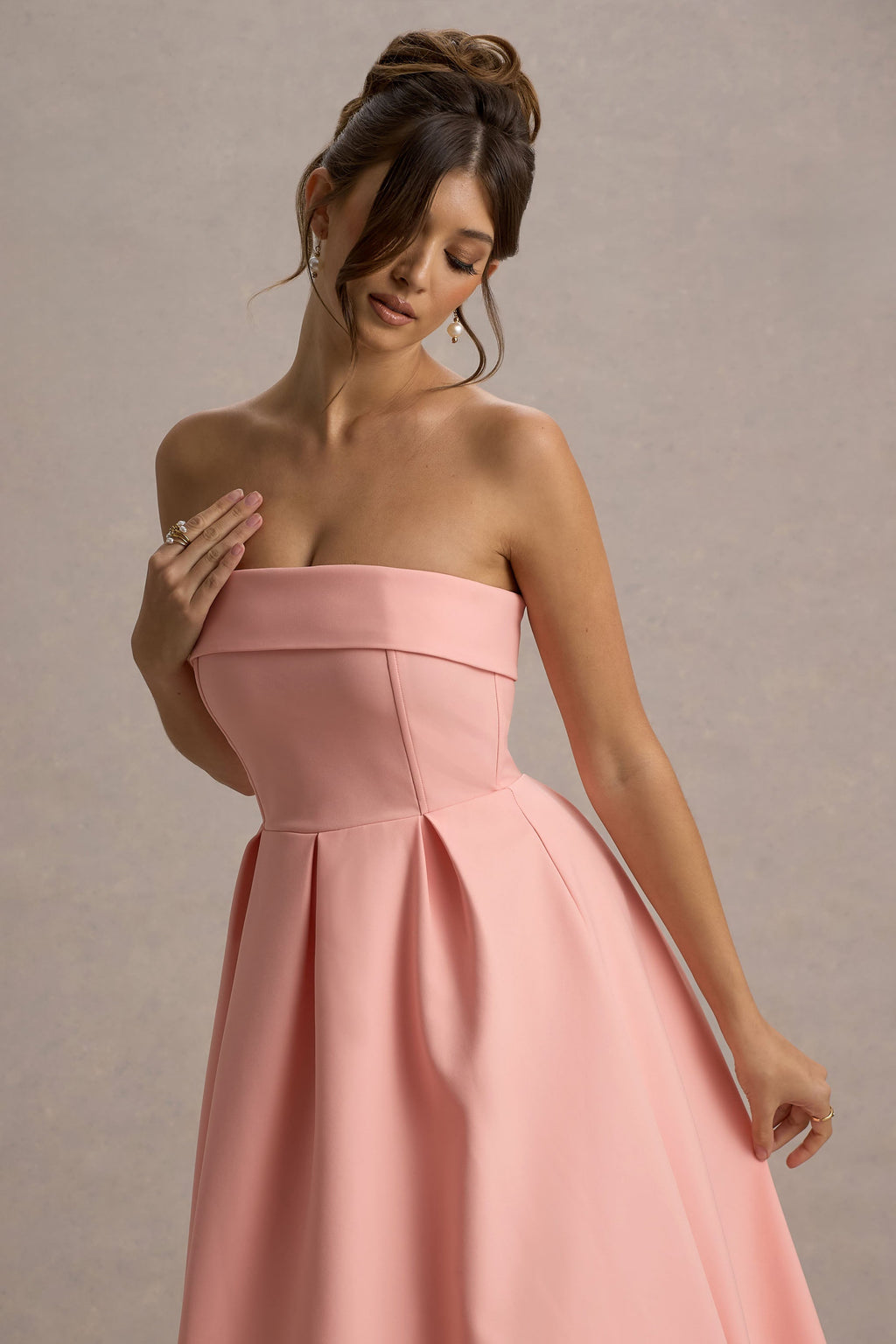 ANNE | Robe midi chic avec un décolleté en épaules dénudées