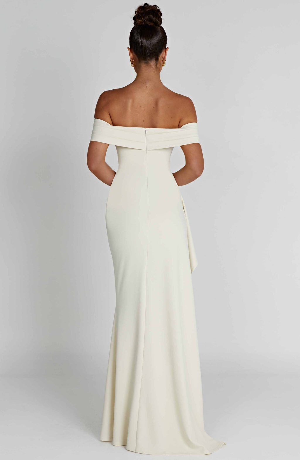 KIM | Robe maxi en satin avec design épaules dénudées