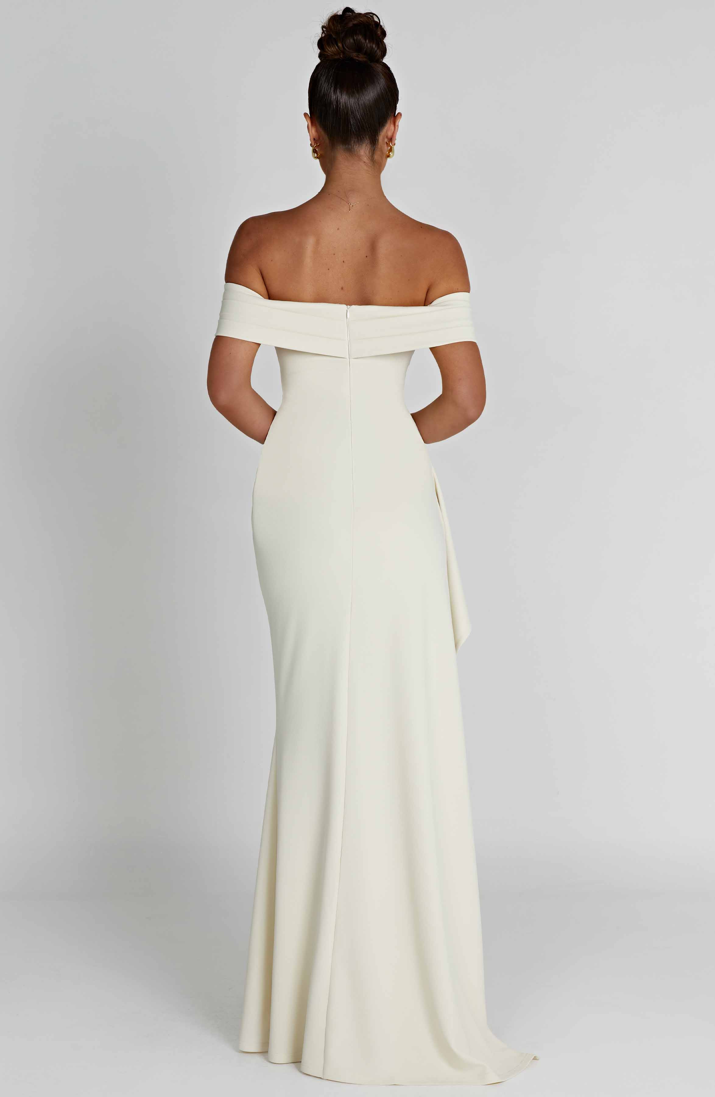 KIM | Robe maxi en satin avec design épaules dénudées
