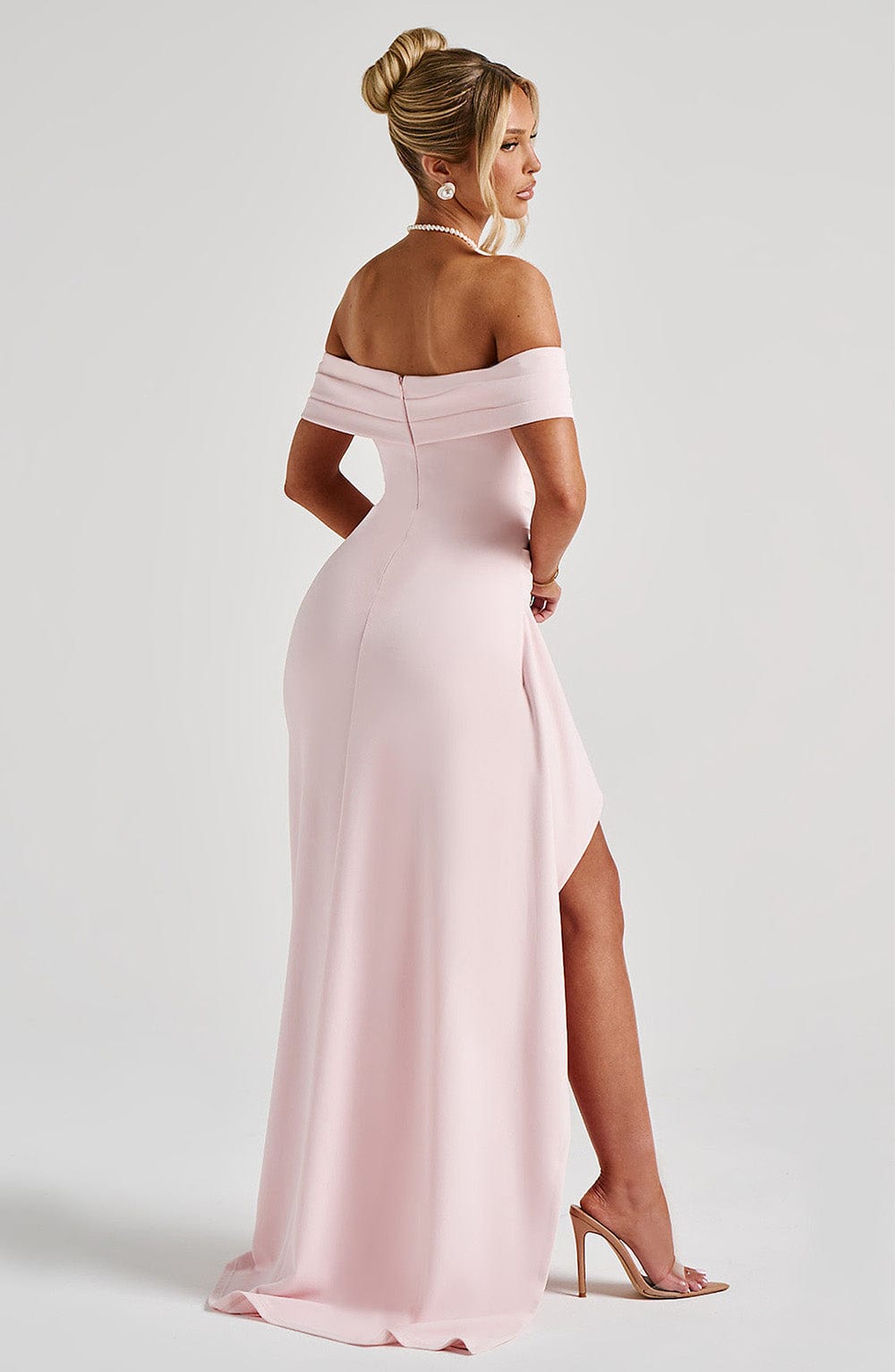 KIM | Robe maxi en satin avec design épaules dénudées