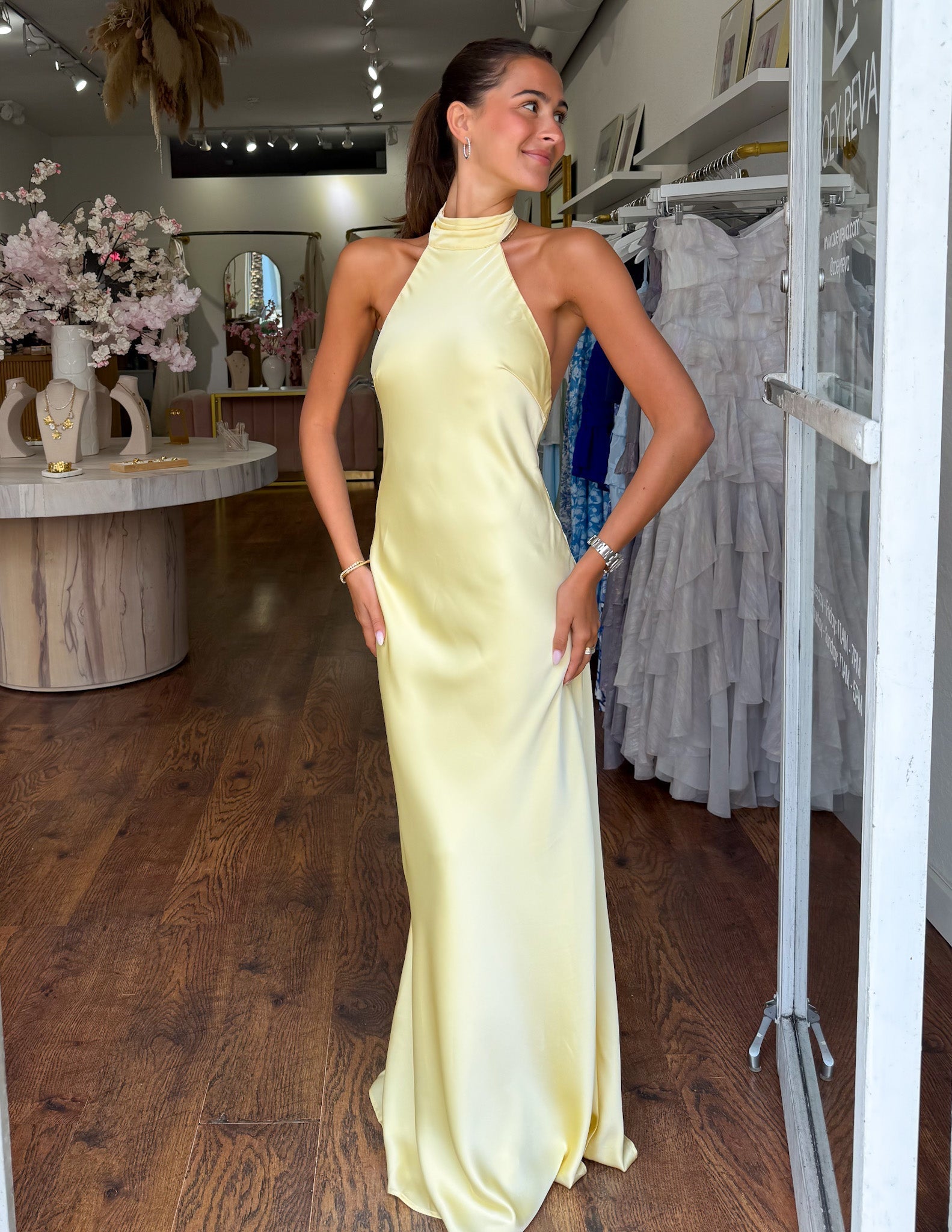 ZEYNEP | Robe longue sophistiquée en satin avec col halter