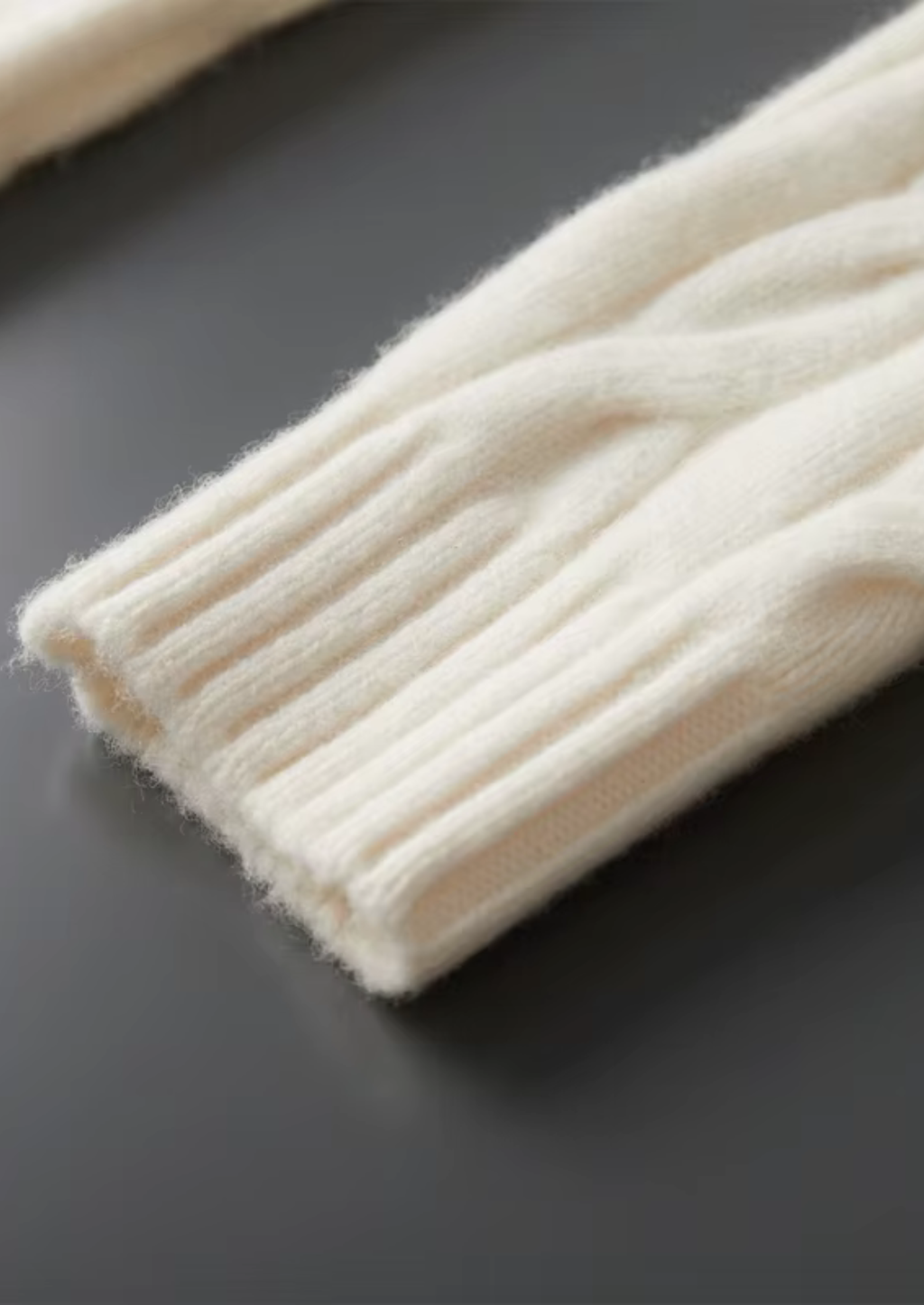 Cardigan en laine mérinos extra-fine pure avec design à double fermeture éclair et torsades