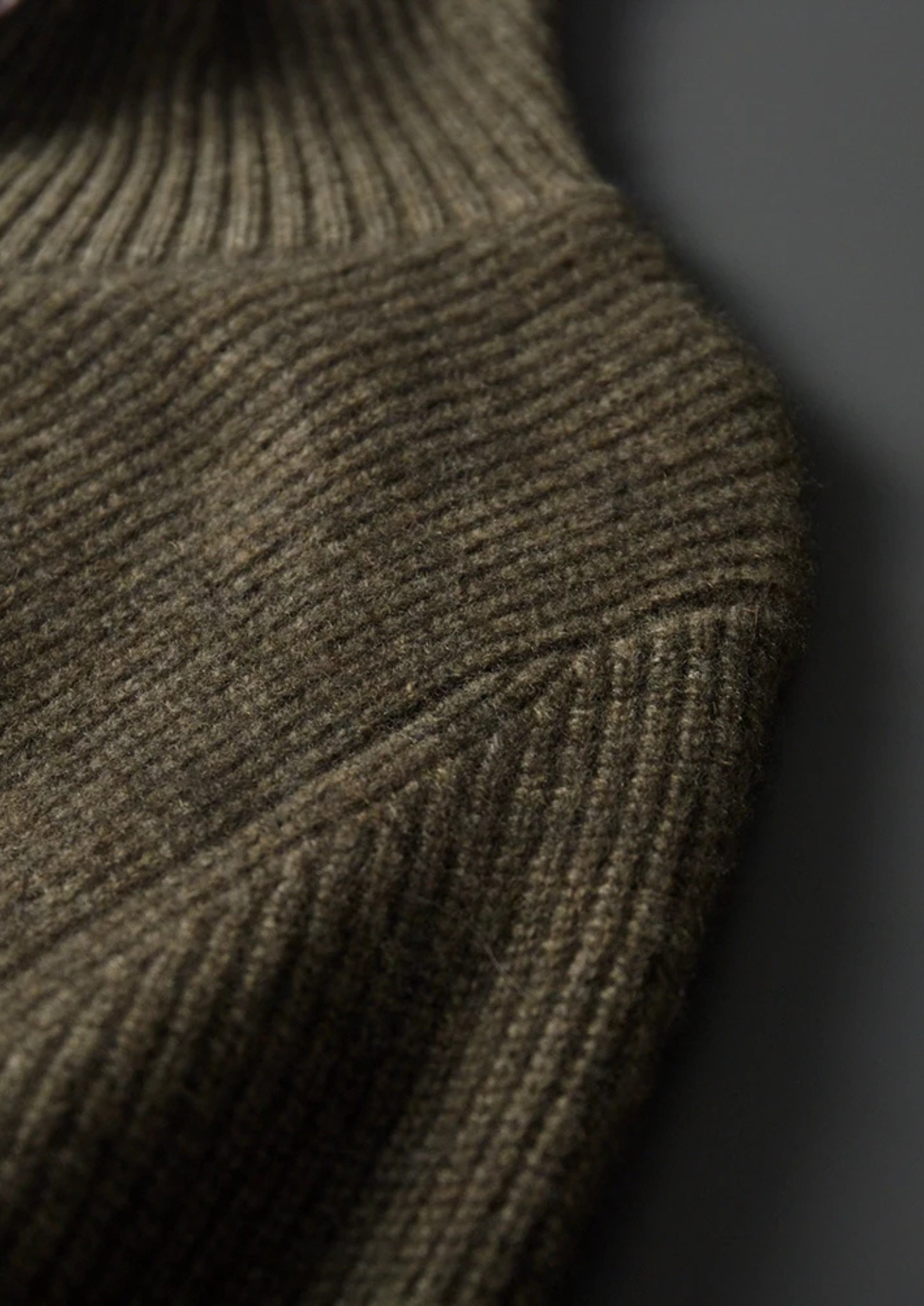 Cardigan côtelé en cachemire premium avec col montant