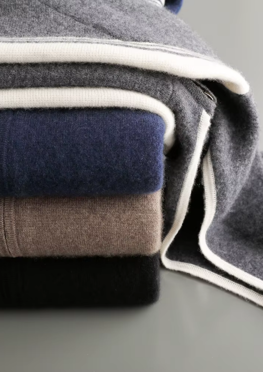 ENSEMBLE DAMIEN EN LAINE MÉRINOS PURE EXTRA-FINE GRIS FONCÉ