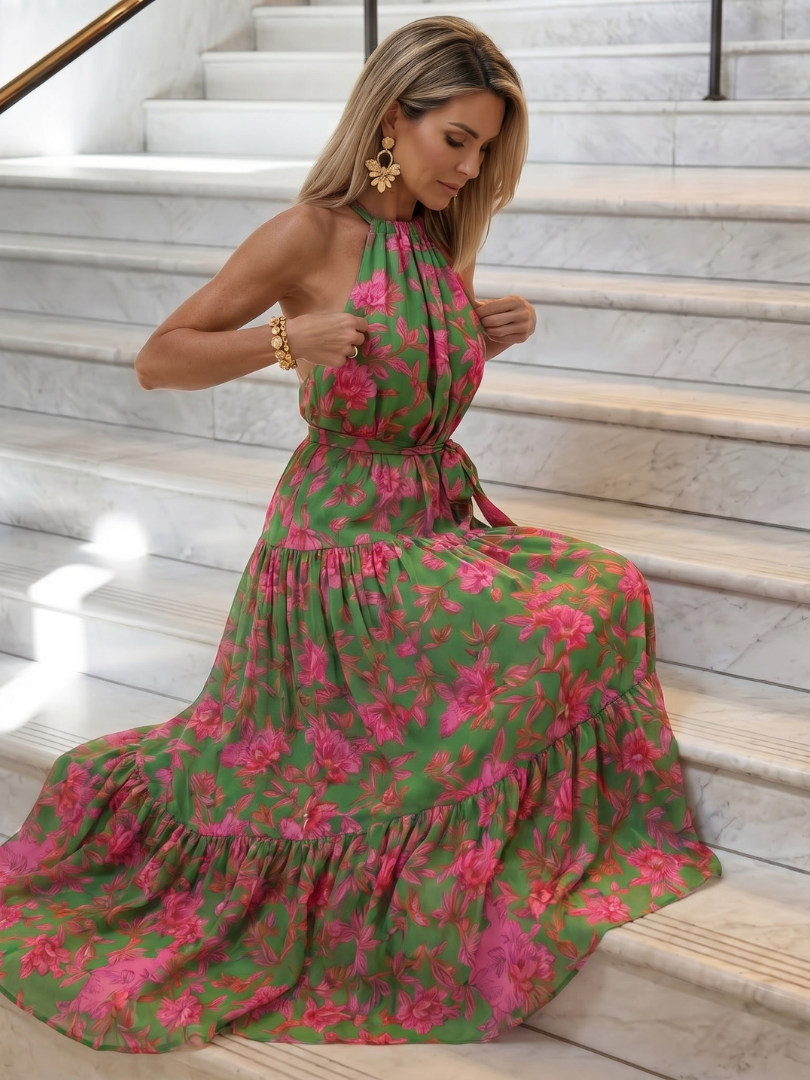 Robe midi rose avec design drapé et encolure halter élégante